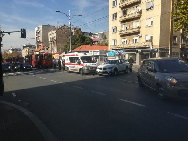 Судар Хитне помоћи и “БМW-а”, застој трамваја (ВИДЕО)